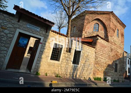 Scheich Suleiman Masjid ist eine umgebaute Moschee aus einem alten byzantinischen Gebäude, Teil des östlich-orthodoxen Pantokrator-Klosters in Istanbul. Stockfoto