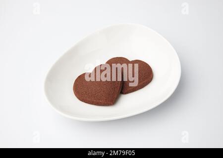 Herzförmige Schokoladenkekse isoliert auf weißem Hintergrund Stockfoto