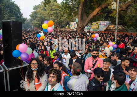 Neu-Delhi, Indien. 08. Januar 2023. Während der Delhi Queer Pride 2022-23 Parade in Neu-Delhi wird eine Menge Teilnehmer gesehen. Mitglieder der LGBTQ-Gemeinschaft nahmen es auf die Straße, um sich dem 13. Jahr des Delhi Queer Pride März anzuschließen, nachdem es fast drei Jahre wegen der Covid-19-Pandemie ausgesetzt war. Kredit: SOPA Images Limited/Alamy Live News Stockfoto