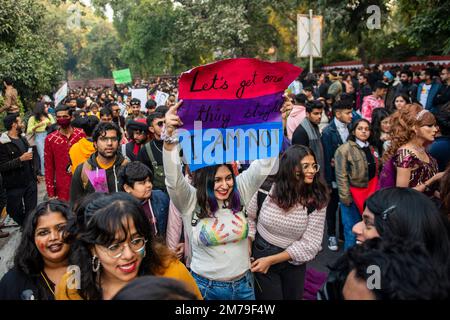 Neu-Delhi, Indien. 08. Januar 2023. Die Teilnehmer marschieren während der Delhi Queer Pride 2022-23 Parade in Neu-Delhi durch die Straßen. Mitglieder der LGBTQ-Gemeinschaft nahmen es auf die Straße, um sich dem 13. Jahr des Delhi Queer Pride März anzuschließen, nachdem es fast drei Jahre wegen der Covid-19-Pandemie ausgesetzt war. Kredit: SOPA Images Limited/Alamy Live News Stockfoto