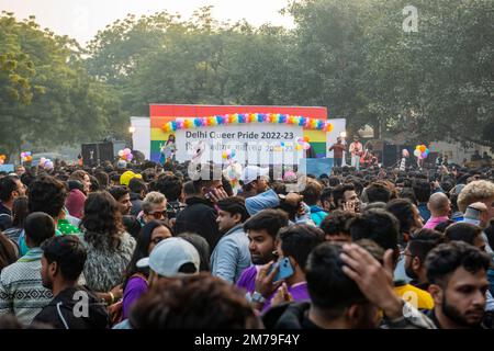 Neu-Delhi, Indien. 08. Januar 2023. Während der Delhi Queer Pride 2022-23 Parade in Neu-Delhi wird eine Menge Teilnehmer gesehen. Mitglieder der LGBTQ-Gemeinschaft nahmen es auf die Straße, um sich dem 13. Jahr des Delhi Queer Pride März anzuschließen, nachdem es fast drei Jahre wegen der Covid-19-Pandemie ausgesetzt war. Kredit: SOPA Images Limited/Alamy Live News Stockfoto