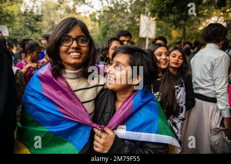 Neu-Delhi, Indien. 08. Januar 2023. Die Teilnehmer marschieren während der Delhi Queer Pride 2022-23 Parade in Neu-Delhi durch die Straßen. Mitglieder der LGBTQ-Gemeinschaft nahmen es auf die Straße, um sich dem 13. Jahr des Delhi Queer Pride März anzuschließen, nachdem es fast drei Jahre wegen der Covid-19-Pandemie ausgesetzt war. Kredit: SOPA Images Limited/Alamy Live News Stockfoto