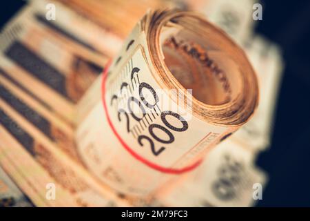 Abschluss der Money Roll. Die Landeswährung Polens in bar. Polnischer Zloty, Zwei Hundert Banknoten. Thema Finanzen und Wirtschaft. Stockfoto