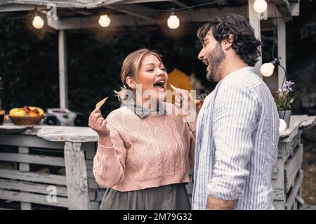Ein paar Liebhaber, die für ein romantisches Wochenende in die Stadt flüchten und eine schöne Zeit zusammen verbringen. Stockfoto