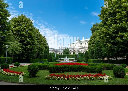 Blick vom Volksgarten in Wien, Blumenbeete, Naturkundemuseum, Rathaus und Burgtheater Stockfoto