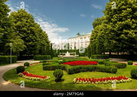 Blick vom Volksgarten in Wien, Blumenbeete, Naturkundemuseum, Rathaus und Burgtheater Stockfoto