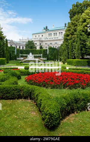 Blick vom Volksgarten in Wien, Blumenbeete, Naturkundemuseum, Rathaus und Burgtheater Stockfoto