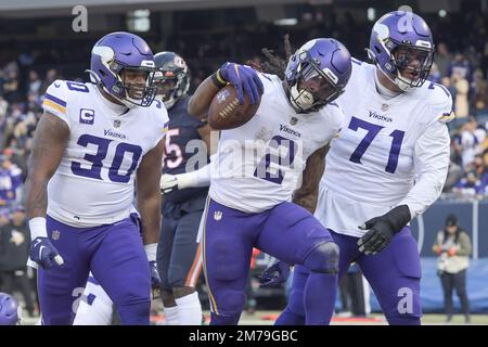 Chicago, Usa. 08. Januar 2023. Der Running Back der Minnesota Vikings Alexander Mattison (2) feiert seinen Touchdown im zweiten Quartal gegen die Chicago Bears am Soldier Field in Chicago am Sonntag, den 8. Januar 2023. Foto von Mark Black/UPI Credit: UPI/Alamy Live News Stockfoto