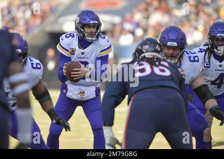 Chicago, Usa. 08. Januar 2023. Minnesota Vikings Quarterback Kirk Cousins (8) schaut am Sonntag, den 8. Januar 2023, über die Linie gegen die Chicago Bears im Soldier Field in Chicago. Foto von Mark Black/UPI Credit: UPI/Alamy Live News Stockfoto