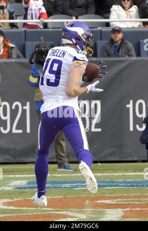 Chicago, Usa. 08. Januar 2023. Minnesota Vikings Wide Receiver Adam Thielen (19) erzielt am Sonntag, den 8. Januar 2023, einen Touchdown im ersten Quartal gegen die Chicago Bears im Soldier Field in Chicago. Foto von Mark Black/UPI Credit: UPI/Alamy Live News Stockfoto