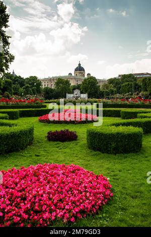 Blick vom Volksgarten in Wien, Blumenbeete, Naturkundemuseum, Rathaus und Burgtheater Stockfoto