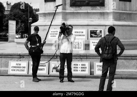 Anti-Putin-Demonstranten am Heldenplatz, Wien, Juni 2018, die das georgische Volk vertreten und sich gegen das russische Engagement im Land aussprechen Stockfoto