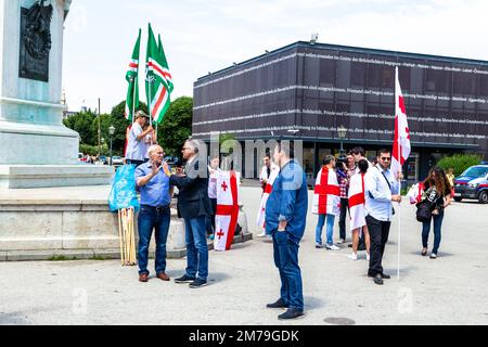 Anti-Putin-Demonstranten am Heldenplatz, Wien, Juni 2018, die das georgische Volk vertreten und sich gegen das russische Engagement im Land aussprechen Stockfoto