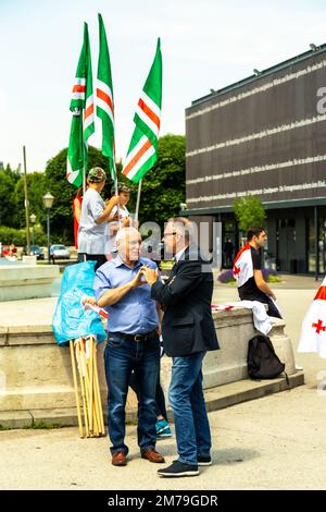 Anti-Putin-Demonstranten am Heldenplatz, Wien, Juni 2018, die das georgische Volk vertreten und sich gegen das russische Engagement im Land aussprechen Stockfoto