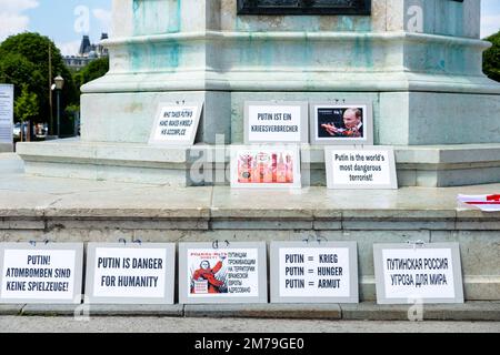 Anti-Putin-Demonstranten am Heldenplatz, Wien, Juni 2018, die das georgische Volk vertreten und sich gegen das russische Engagement im Land aussprechen Stockfoto