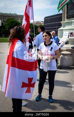 Anti-Putin-Demonstranten am Heldenplatz, Wien, Juni 2018, die das georgische Volk vertreten und sich gegen das russische Engagement im Land aussprechen Stockfoto