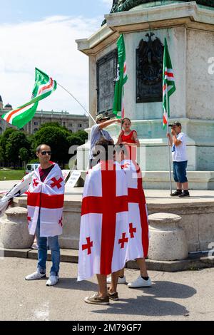 Anti-Putin-Demonstranten am Heldenplatz, Wien, Juni 2018, die das georgische Volk vertreten und sich gegen das russische Engagement im Land aussprechen Stockfoto