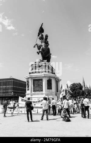 Anti-Putin-Demonstranten am Heldenplatz, Wien, Juni 2018, die das georgische Volk vertreten und sich gegen das russische Engagement im Land aussprechen Stockfoto