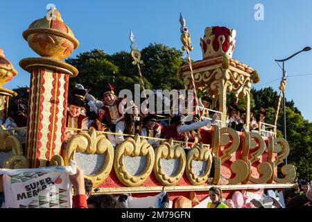 Große Menschenmassen bei der Parade der drei Weisen in Sevilla. Die Parade ist ein Beginn der magischen Nacht für Kinder, wenn die Könige in ihre Häuser kommen, um Geschenke zu holen Stockfoto