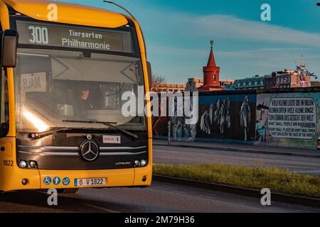 Berliner Bus an der Ostmauer, BVG-Bus durch die Berliner Mauer Stockfoto