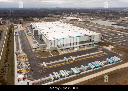 Detroit, Michigan, USA. 7. Januar 2023. Ein neu errichtetes Amazon-Versandzentrum mit einem Volumen von $400 Millionen US-Dollar, das größte in Michigan, bleibt ungenutzt, da Amazon angekündigt hatte, 18.000 Mitarbeiter zu entlassen, sobald sich die nationale Wirtschaft abschwächt. Das Lagerhaus auf dem Gelände der ehemaligen Michigan State Fairgrounds sollte 2022 eröffnet werden und 1.200 Mitarbeiter beschäftigen. Die Eröffnung wurde jedoch um mindestens ein Jahr verzögert. Kredit: Jim West/Alamy Live News Stockfoto