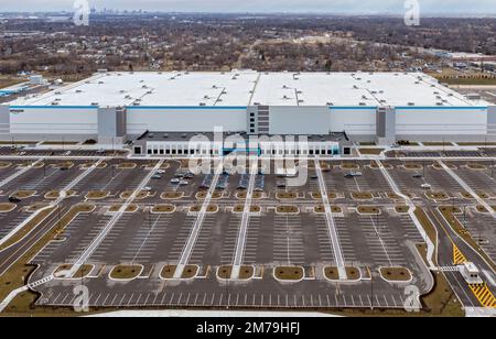 Detroit, Michigan, USA. 7. Januar 2023. Ein neu errichtetes Amazon-Versandzentrum mit einem Volumen von $400 Millionen US-Dollar, das größte in Michigan, bleibt ungenutzt, da Amazon angekündigt hatte, 18.000 Mitarbeiter zu entlassen, sobald sich die nationale Wirtschaft abschwächt. Das Lagerhaus auf dem Gelände der ehemaligen Michigan State Fairgrounds sollte 2022 eröffnet werden und 1.200 Mitarbeiter beschäftigen. Die Eröffnung wurde jedoch um mindestens ein Jahr verzögert. Kredit: Jim West/Alamy Live News Stockfoto