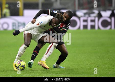 Mailand, Italien. 08. Januar 2023. Tammy Abraham von AS Roma und Ismael Bennacer von AC Mailand während des Fußballspiels der Serie A zwischen AC Mailand und AS Roma im Stadion San Siro in Mailand (Italien), Januar 8. 2023. Foto Andrea Staccioli/Insidefoto Credit: Insidefoto di andrea staccioli/Alamy Live News Stockfoto