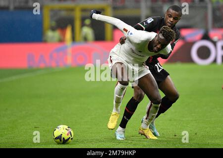 Mailand, Italien. 08. Januar 2023. Tammy Abraham von AS Roma und Ismael Bennacer von AC Mailand während des Fußballspiels der Serie A zwischen AC Mailand und AS Roma im Stadion San Siro in Mailand (Italien), Januar 8. 2023. Foto Andrea Staccioli/Insidefoto Credit: Insidefoto di andrea staccioli/Alamy Live News Stockfoto