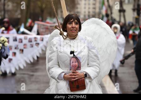 London, England, Großbritannien. 8. Januar 2023. Demonstranten nehmen an einer Demonstration im Zentrum Londons Teil, in der sie dazu auffordern, die Hinrichtungen von Demonstranten im Iran zu stoppen, und in Solidarität mit dem Freiheitsaufstand im Iran, über den Tod von Mahsa Amini in Haft, durch die iranische Moralpolizei. Mahsa Amini wurde am 16. September nach ihrer Verhaftung wegen mutmaßlicher Verletzung der iranischen Gesetze für Frauen in Bezug auf das Tragen von Hijab, Kopftuch und bescheidener Kleidung getötet. (Kreditbild: © Thomas Krych/ZUMA Press Wire) Kredit: ZUMA Press, Inc./Alamy Live News Stockfoto