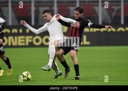 Mailand, Italien. 08. Januar 2023. Roger Ibanez von AS Roma und Davide Calabria von AC Mailand während des Fußballspiels der Serie A zwischen AC Mailand und AS Roma im Stadion San Siro in Mailand (Italien), Januar 8. 2023. Foto Andrea Staccioli/Insidefoto Credit: Insidefoto di andrea staccioli/Alamy Live News Stockfoto