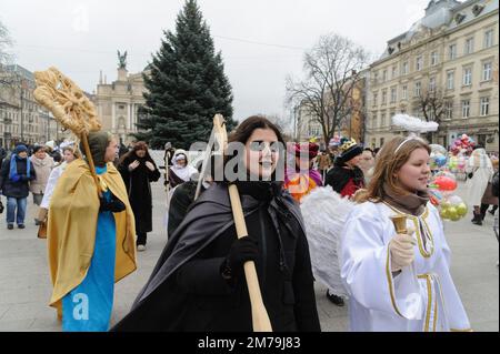 Lemberg, Ukraine. 08. Januar 2023. Menschen in Kostümen nehmen am Folklorefestival „New Joy has become“ Teil, Folkloregruppen, Krippenspiele aus verschiedenen Bezirken der Region Lemberg, die im Rahmen der Weihnachtsfeier inmitten der russischen Invasion ausgelobt werden. Am 7. Januar feierten die Ukrainer das orthodoxe Weihnachten nach dem alten julianischen Kalender. (Foto: Mykola Tys/SOPA Images/Sipa USA) Guthaben: SIPA USA/Alamy Live News Stockfoto