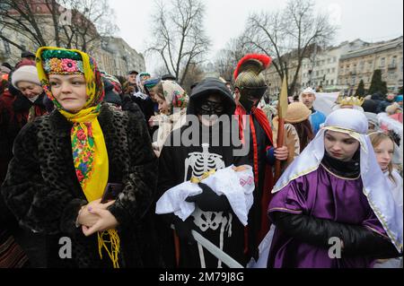 Lemberg, Ukraine. 08. Januar 2023. Menschen in Kostümen nehmen am Folklorefestival „New Joy has become“ Teil, Folkloregruppen, Krippenspiele aus verschiedenen Bezirken der Region Lemberg, die im Rahmen der Weihnachtsfeier inmitten der russischen Invasion ausgelobt werden. Am 7. Januar feierten die Ukrainer das orthodoxe Weihnachten nach dem alten julianischen Kalender. (Foto: Mykola Tys/SOPA Images/Sipa USA) Guthaben: SIPA USA/Alamy Live News Stockfoto