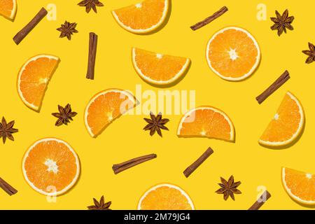 Muster mit Orangen, Zimt und Sternanis auf gelbem Hintergrund Stockfoto