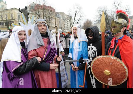 Lemberg, Ukraine. 8. Januar 2023. Menschen in Kostümen posieren für ein Foto während des Folklore-Festivals „New Joy has become“, Folkgruppen, Krippenszenen aus verschiedenen Bezirken der Region Lemberg, die im Rahmen der Weihnachtsfeier inmitten der russischen Invasion aufgeführt werden. Am 7. Januar feierten die Ukrainer das orthodoxe Weihnachten nach dem alten julianischen Kalender. (Kreditbild: © Mykola Tys/SOPA Images via ZUMA Press Wire) Kredit: ZUMA Press, Inc./Alamy Live News Stockfoto