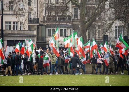 London, Großbritannien. 8. Januar 2023 Da am 8. Januar der Jahrestag des Abschießens des ukrainischen Fluges PS752 durch die Boden-Luft-Raketen des Korps der Islamischen Revolutionsgarde Irans kurz nach dem Start in Teheran im Jahr 2020 am 8. Januar 2023 begangen wurde, versammelten sich Zehntausende Iraner zu ihrem Gedenken. Und auch um die anhaltende Situation/Revolution im Iran zu unterstützen, die durch den Tod von Mahsa Amini ausgelöst wurde. Sinai Noor/Alamy Live News Stockfoto