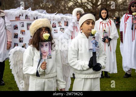 London, Großbritannien. 8. Januar 2023 Da am 8. Januar der Jahrestag des Abschießens des ukrainischen Fluges PS752 durch die Boden-Luft-Raketen des Korps der Islamischen Revolutionsgarde Irans kurz nach dem Start in Teheran im Jahr 2020 am 8. Januar 2023 begangen wurde, versammelten sich Zehntausende Iraner zu ihrem Gedenken. Und auch um die anhaltende Situation/Revolution im Iran zu unterstützen, die durch den Tod von Mahsa Amini ausgelöst wurde. Sinai Noor/Alamy Live News Stockfoto