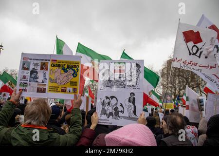 London, Großbritannien. 8. Januar 2023 Da am 8. Januar der Jahrestag des Abschießens des ukrainischen Fluges PS752 durch die Boden-Luft-Raketen des Korps der Islamischen Revolutionsgarde Irans kurz nach dem Start in Teheran im Jahr 2020 am 8. Januar 2023 begangen wurde, versammelten sich Zehntausende Iraner zu ihrem Gedenken. Und auch um die anhaltende Situation/Revolution im Iran zu unterstützen, die durch den Tod von Mahsa Amini ausgelöst wurde. Sinai Noor/Alamy Live News Stockfoto