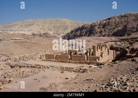 Der große Tempel in Petra ist eine große monumentale Anlage südlich der Colonnaded Street in Petra, Jordanien Stockfoto