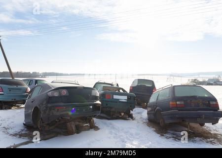 Demontierte Autos auf einer Autodumpe werden für Ersatzteile verkauft. Der Handel mit gebrauchten Ersatzteilen ist in Entwicklungsländern ein gemeinsames Geschäft. Stockfoto