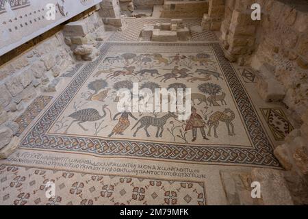 Khirbet al-Mukhayyat, Jordanien - 26 2022. Oktober: Byzantinischer Mosaikboden auf der Gedächtniskirche Moses im Inneren des Mount Nebo Stockfoto