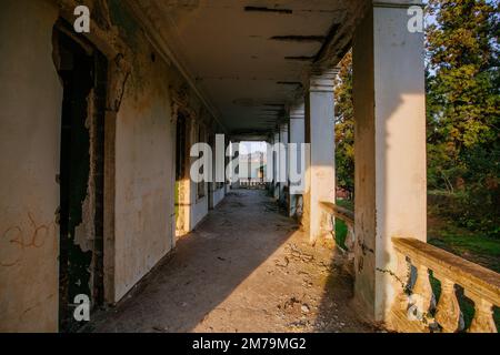 Alte Kolonnaden in einer verlassenen Villa. Stockfoto