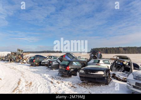 Demontierte Autos auf einer Autodumpe werden für Ersatzteile verkauft. Der Handel mit gebrauchten Ersatzteilen ist in Entwicklungsländern ein gemeinsames Geschäft. Stockfoto