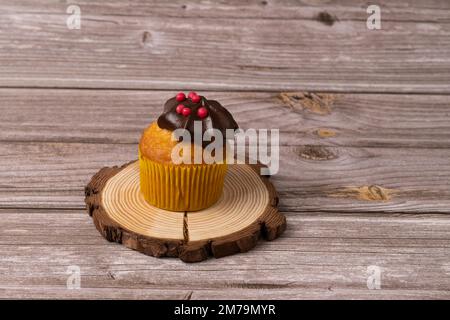 Auswahl an Schokolade-, Sahne- und Karotten-Cupcakes mit verschiedenen Hintergründen Stockfoto