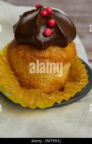 Auswahl an Schokolade-, Sahne- und Karotten-Cupcakes mit verschiedenen Hintergründen Stockfoto