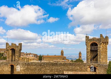 Blick auf Montalcino, auf der Rückseite der Kirche San Francesco, Montalcino, Toskana, Italien Stockfoto