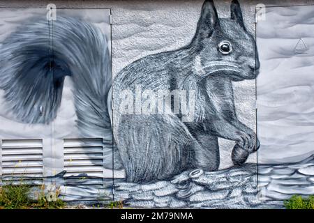 Graffiti mit wilden Tieren an einer Wand eines Gebäudes in Torrelodones, Madrid, Spanien / Graffiti con animales en Torrelodones, España Stockfoto