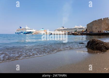 Rhodos, Griechenland - 23. August 2022: Panoramablick auf schöne Yachten, touristische Fähren stehen im Hafen von Rhodos, Griechenland. Stockfoto