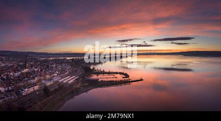 Blick aus der Vogelperspektive auf den westlichen Bodensee vor Sonnenaufgang, mit der Stadt Radolfzell und der Halbinsel Mettnau am Horizont der Insel Stockfoto