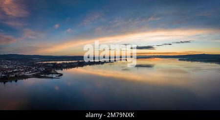 Blick aus der Vogelperspektive auf den westlichen Bodensee vor Sonnenaufgang, mit der Stadt Radolfzell und der Halbinsel Mettnau am Horizont der Insel Stockfoto