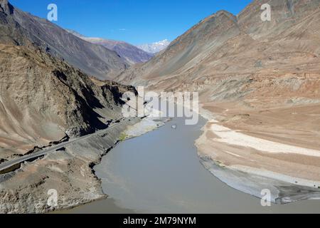 Zusammenfluss von Indus und Zanskar im Himalaya, Indus Valley, Ladakh, Indien Stockfoto